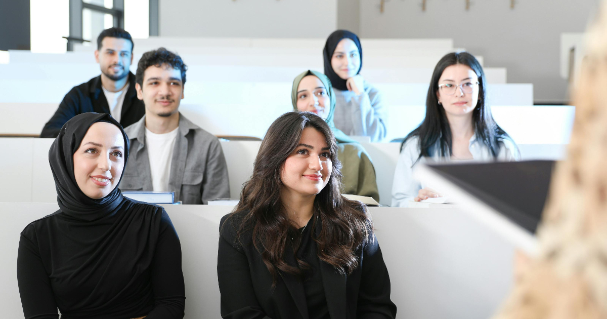 Studieren in der Schweiz: Voraus&shy;setzungen, Kosten und Versicherungs&shy;pflicht