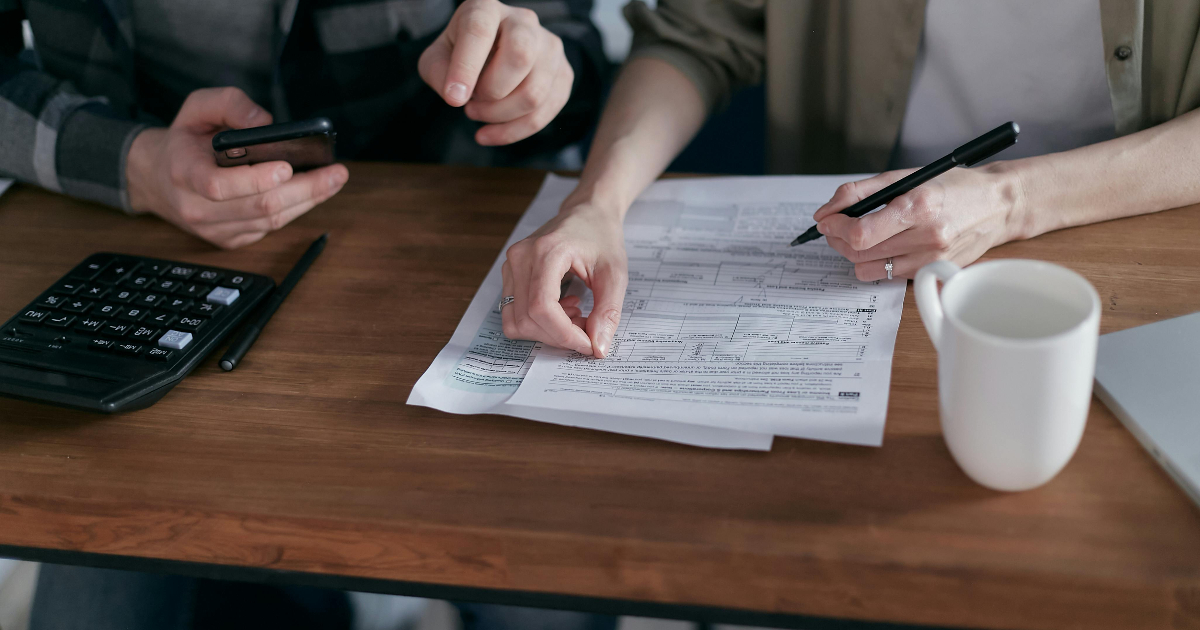 Wie viel Steuern muss ich in der Schweiz im Ver&shy;gleich zu Deutsch&shy;land zahlen?