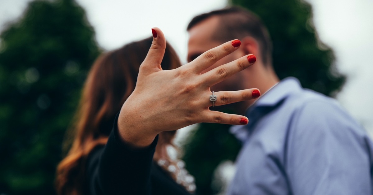 Was sich mit einer Hochzeit in Sachen Ver­sicherung ändert